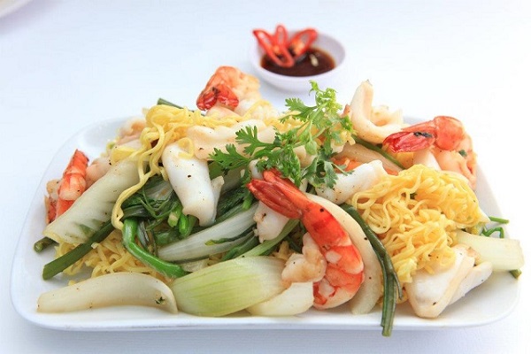 Stir-fry Soft Egg Noodle with Seafood